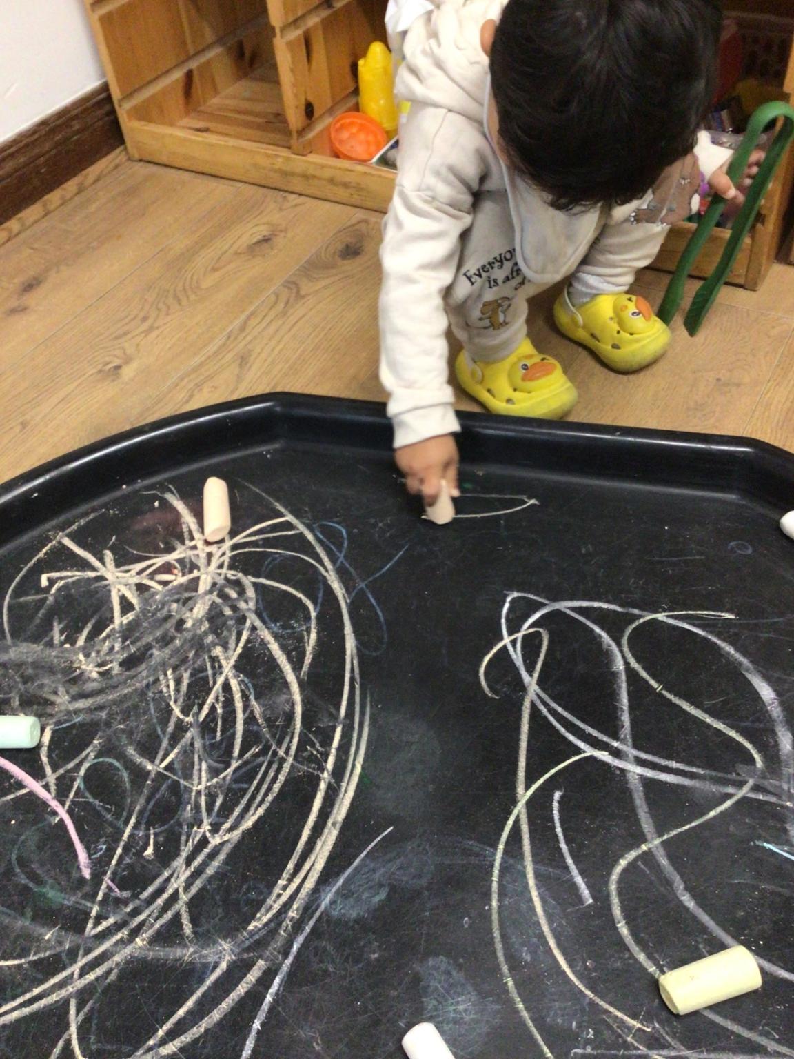 ✋✨ Early writing starts with little hands exploring!